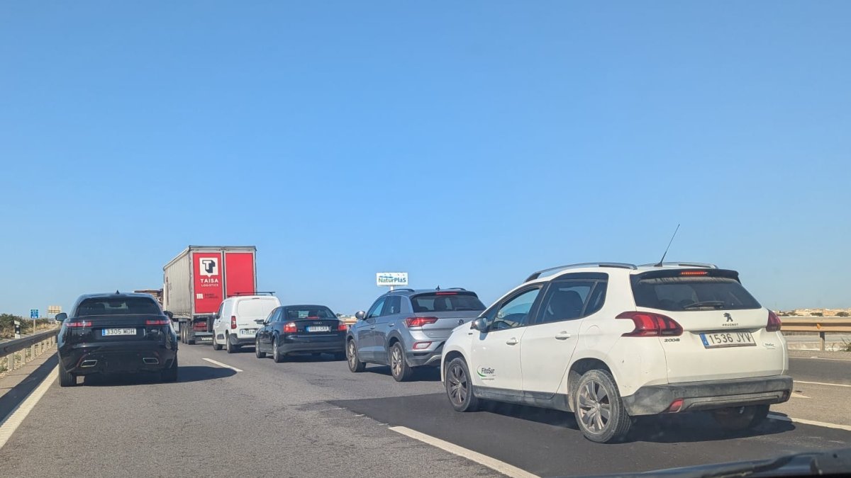 Retenciones kilométricas en la A-7 en sentido Málaga por un accidente en El Ejido.