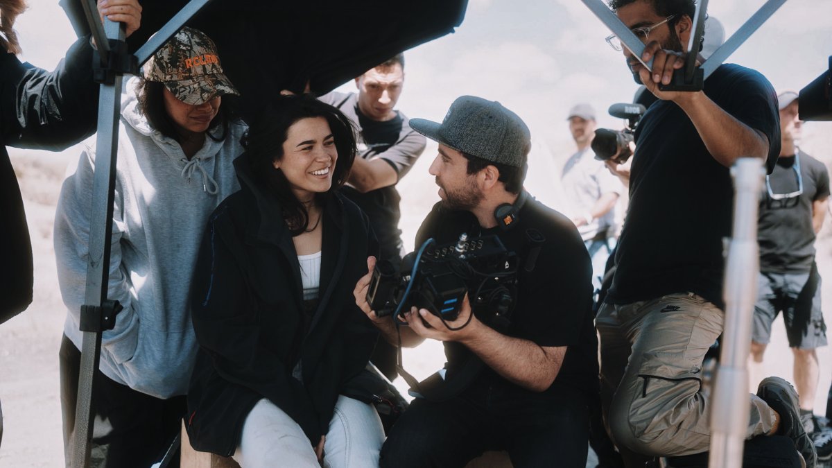 Vera GRV charla con Willy Rodríguez durante el rodaje de ‘Cura pa mi alma’.