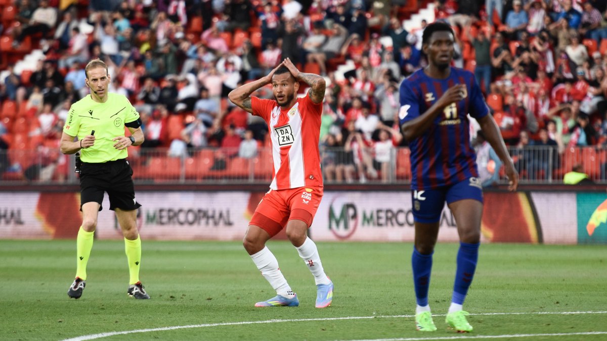 Luis Suárez, Pichichi de Segunda con 27 goles, en el partido contra el Eldense en el Mediterráneo.