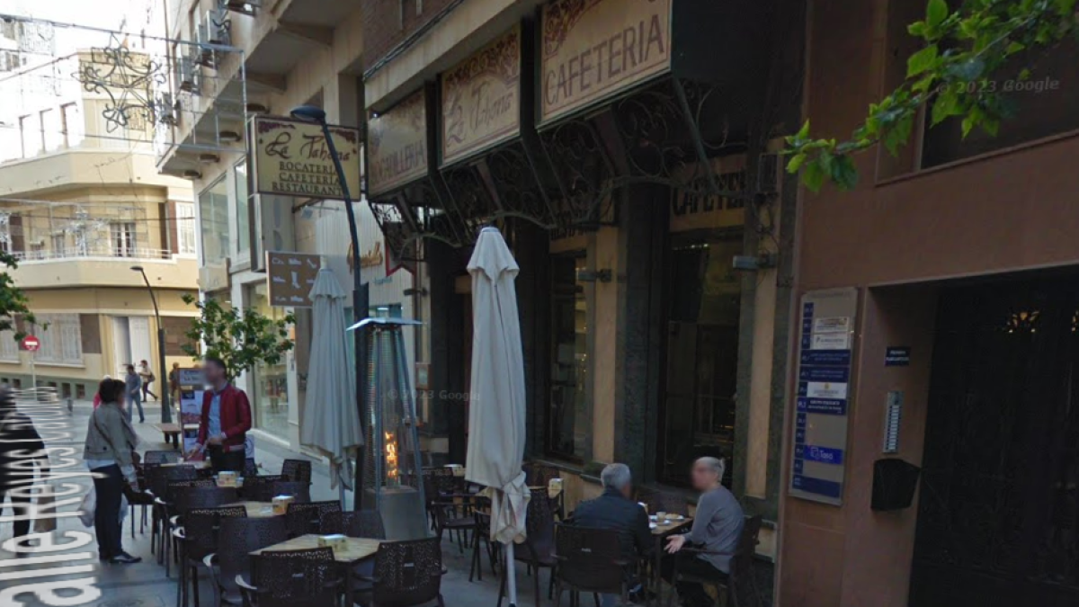 Imagen de 2018 con La Tahona abierta en Reyes Católicos