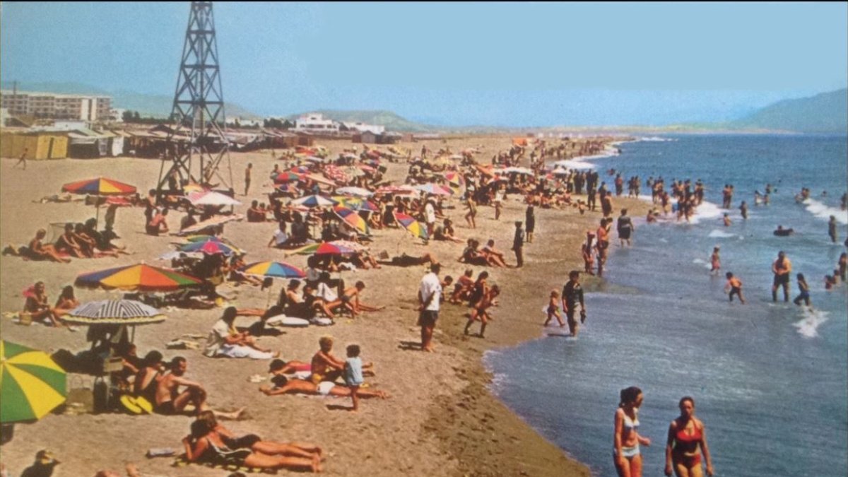 Playa de Villajarapa en Vera, al fondo las casetas de los bañistas en los años 60.