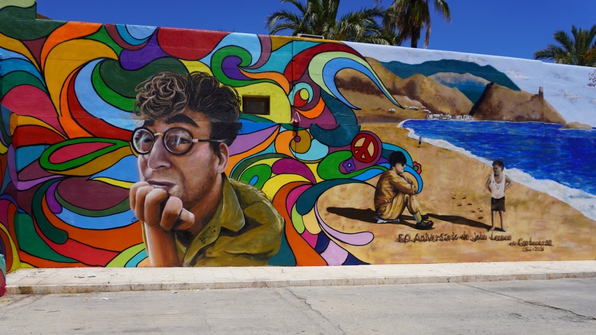 Mural dedicado a John Lennon en Carboneras y recientemente restaurado.