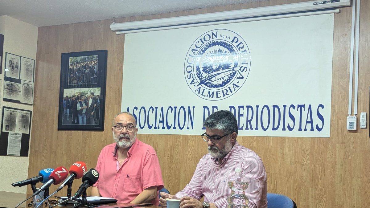 El portavoz de los vecinos Javier Rodríguez junto al abogado Jesús Yebra en la rueda de prensa concedida a los medios.