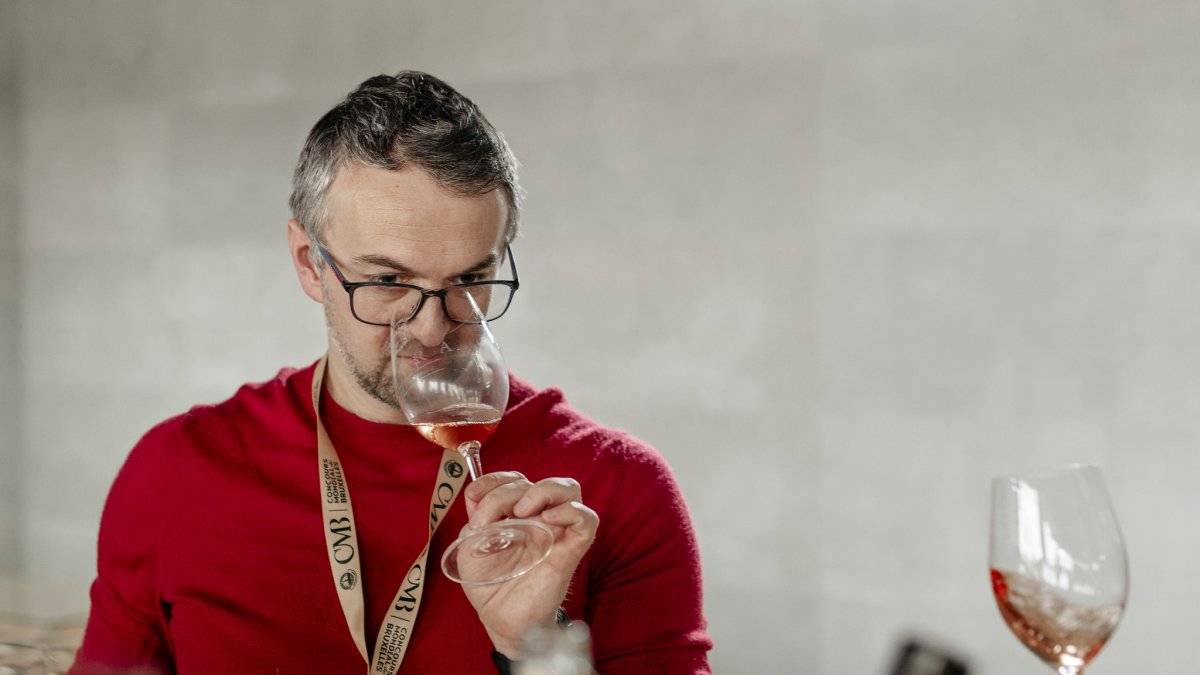 Cata de vino rosado durante el Concours Mondial de Bruxelles de 2025.