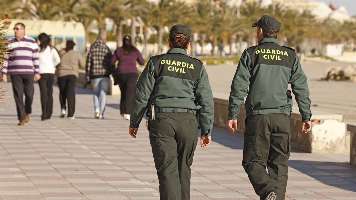Dos agentes de la Guardia Civil.