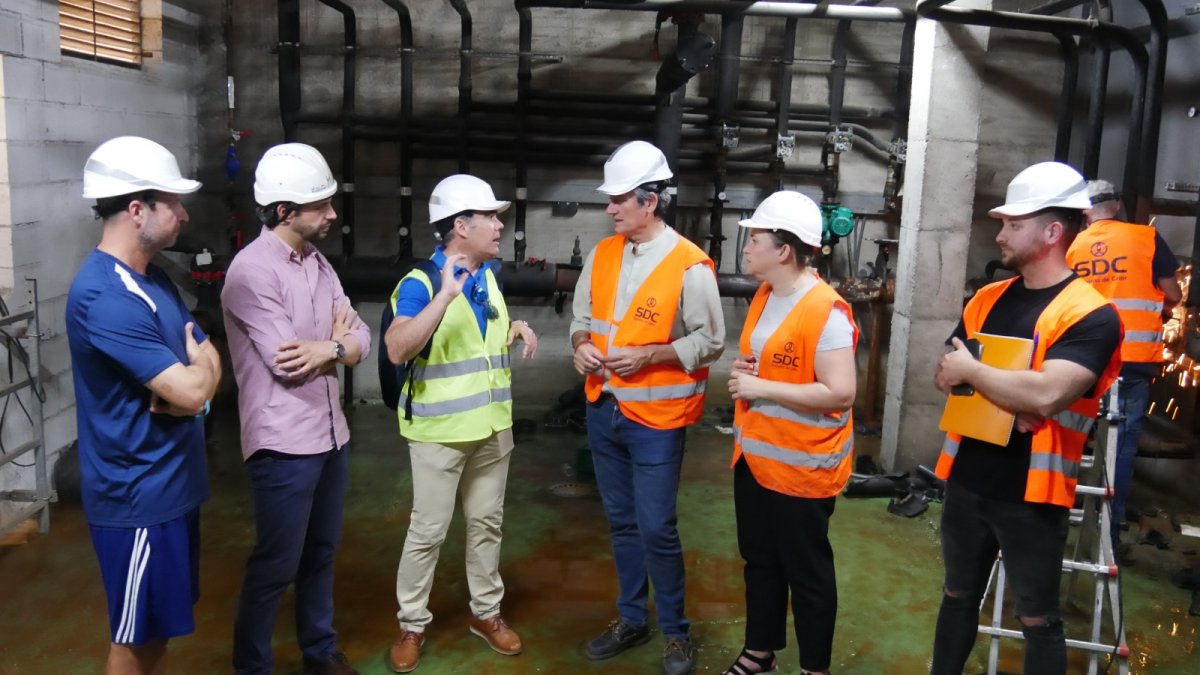 Los operarios visitando la caldera de la Piscina Municipal de Adra.