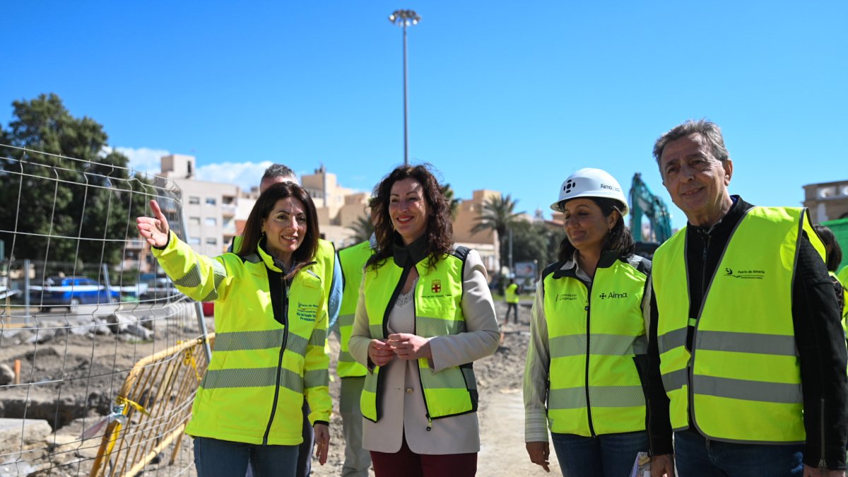 Rosario Soto y María del Mar Vázquez durante una visita a las obras que hay en marcha en el puerto