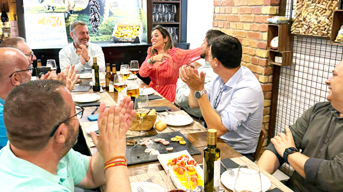 Los asistentes a la reunión disfrutaron de buena comida y crearon sinergias.
