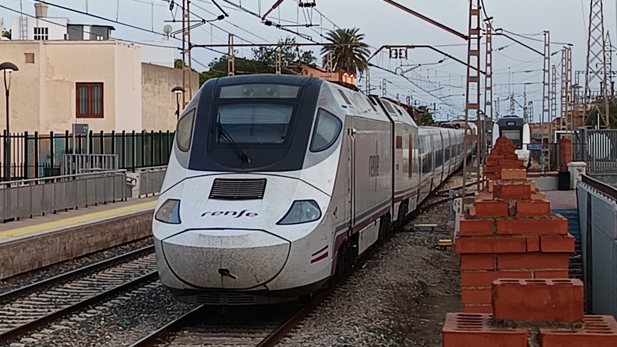 El Alvia S-730 averiado quedó apartado en la estación de Huércal-Viator y no pudo efectuar su viaje a Madrid Atocha.