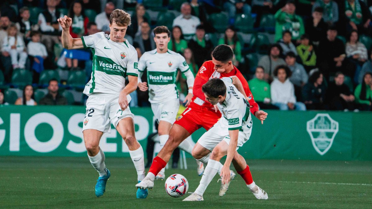 El Elche va camino de Primera si no falla en Riazor y el Almería busca asegurar la plaza de Play Off.