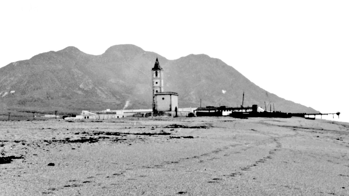 La iglesia, el poblado y las instalaciones de salineras del poblado