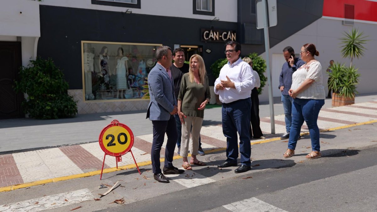 El alcalde de Carboneras, Salvador Hernández, y el diputado de Fomento, Infraestructuras, Vertebración del Territorio y Agua, Antonio Jesús Rodríguez, junto a comerciantes en la Avenida Almería.