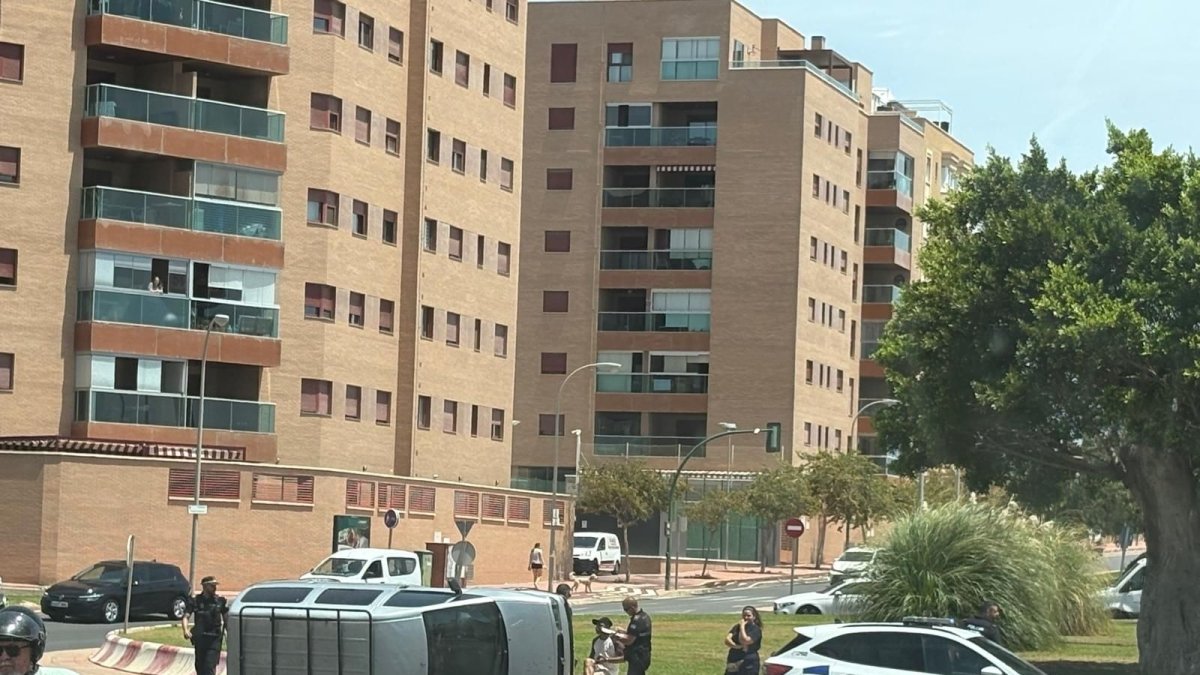 Furgoneta volcada junto al CC Torrecárdenas.