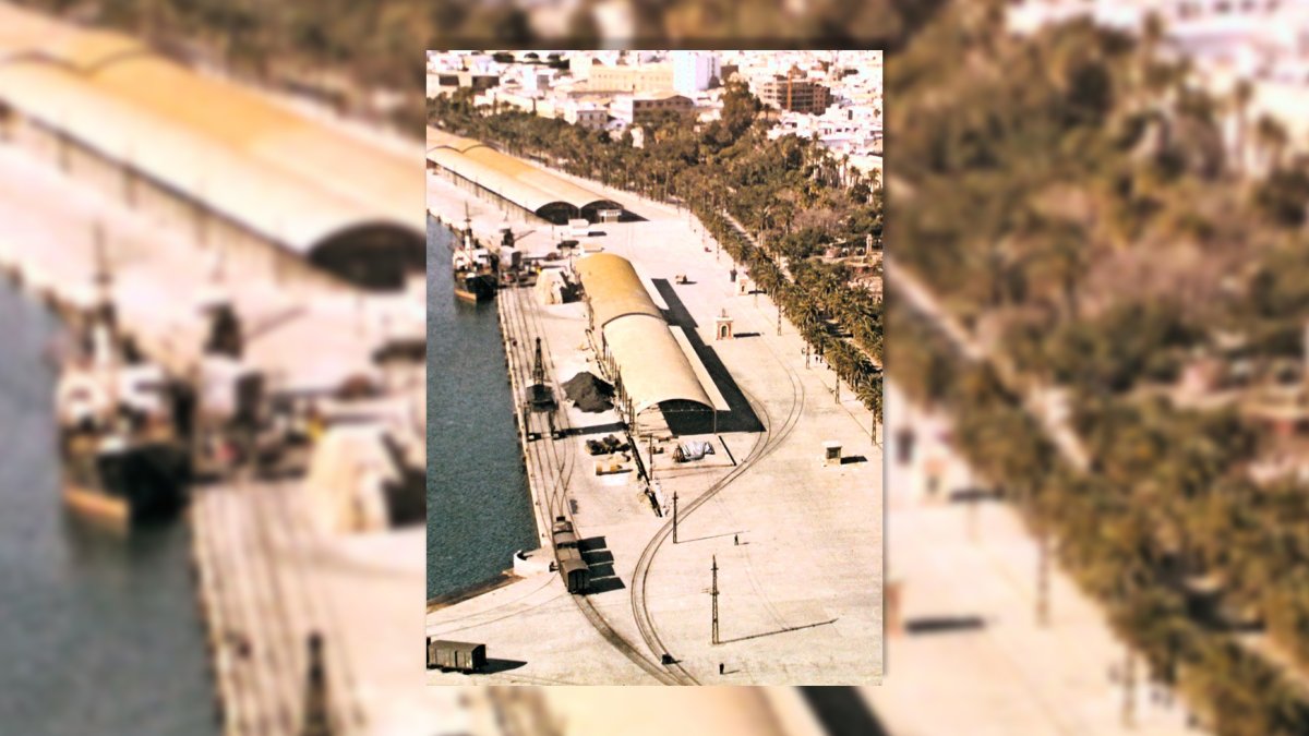 El puerto a comienzos de los años 70 antes de que taparan las vías del tren con una capa de medio metro de arena.