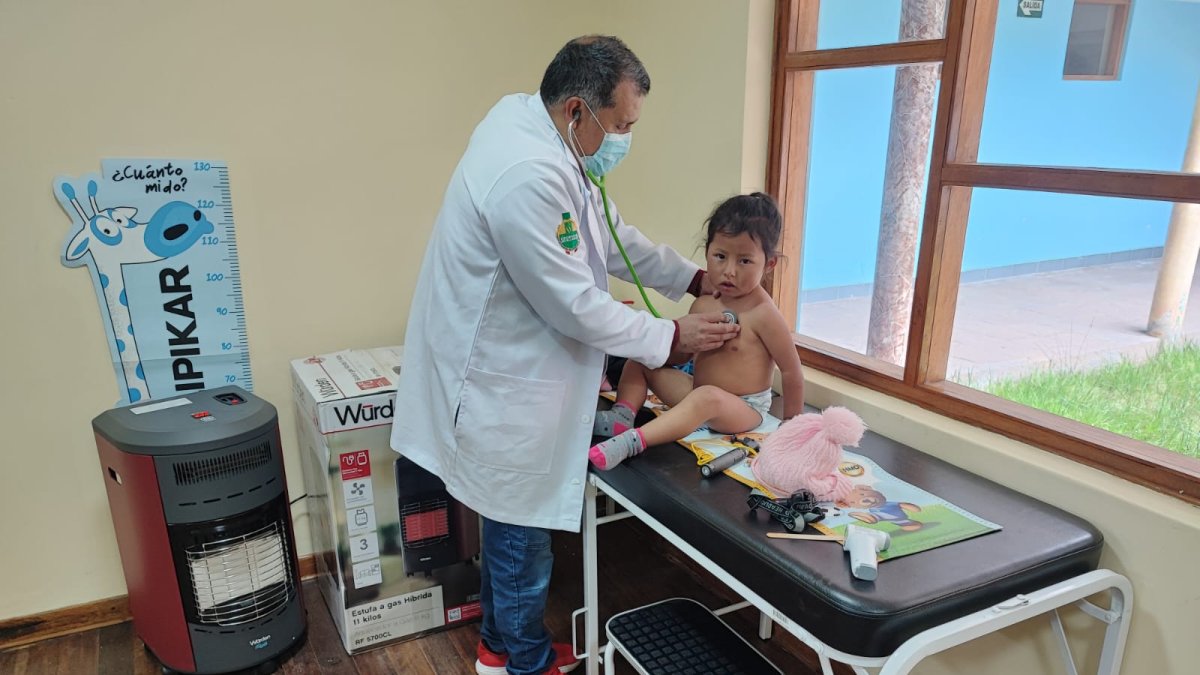 Un pediatra en consulta atendiendo a un niño en la provincia de Anta.