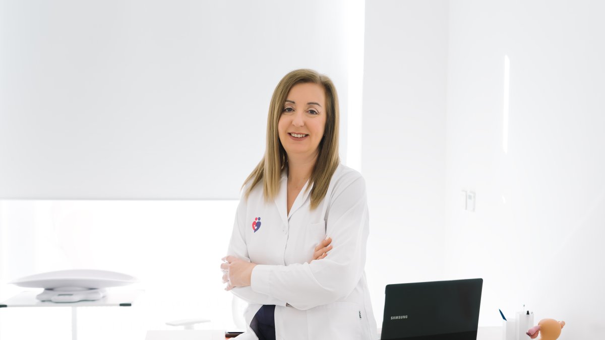 Mónica Carreño, fundadora del centro, en su consulta, brindando atención personalizada.