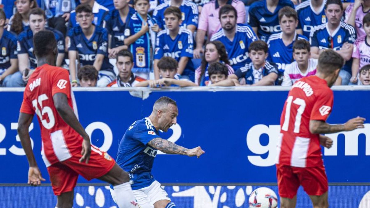 Santi Cazorla le hizo un traje al Almería en su visita al Nuevo Tartiere.