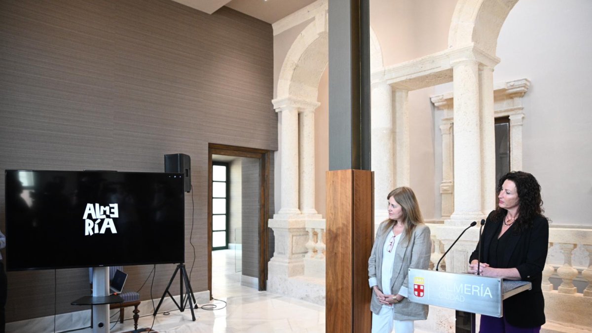 La alcaldesa de Almería, María del Mar Vázquez, presentando la campaña de promoción turística