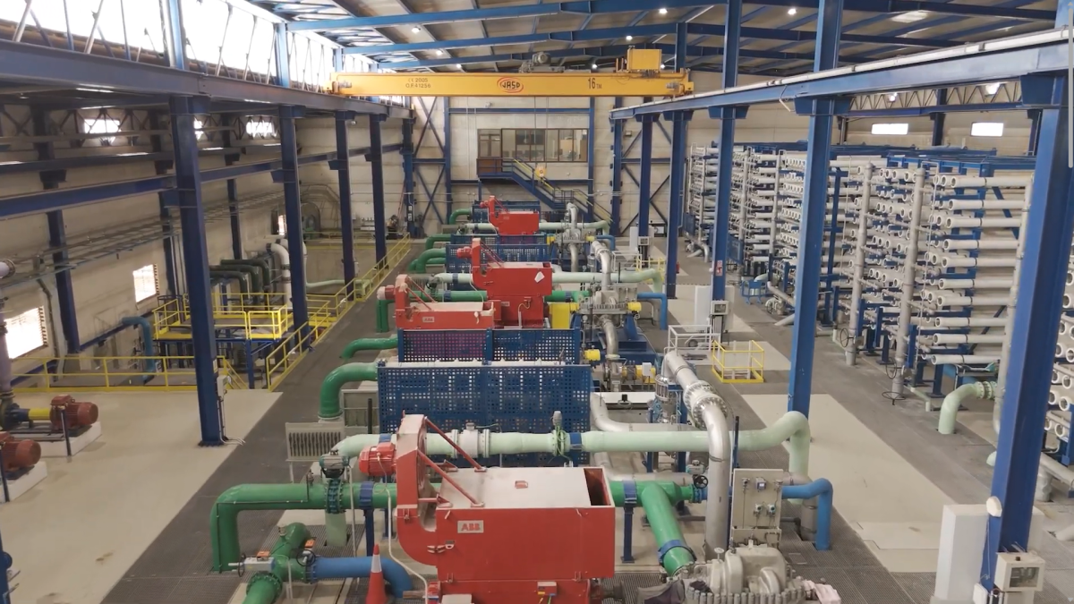 Las espectaculares instalaciones de la desaladora, en Cabo de Gata.