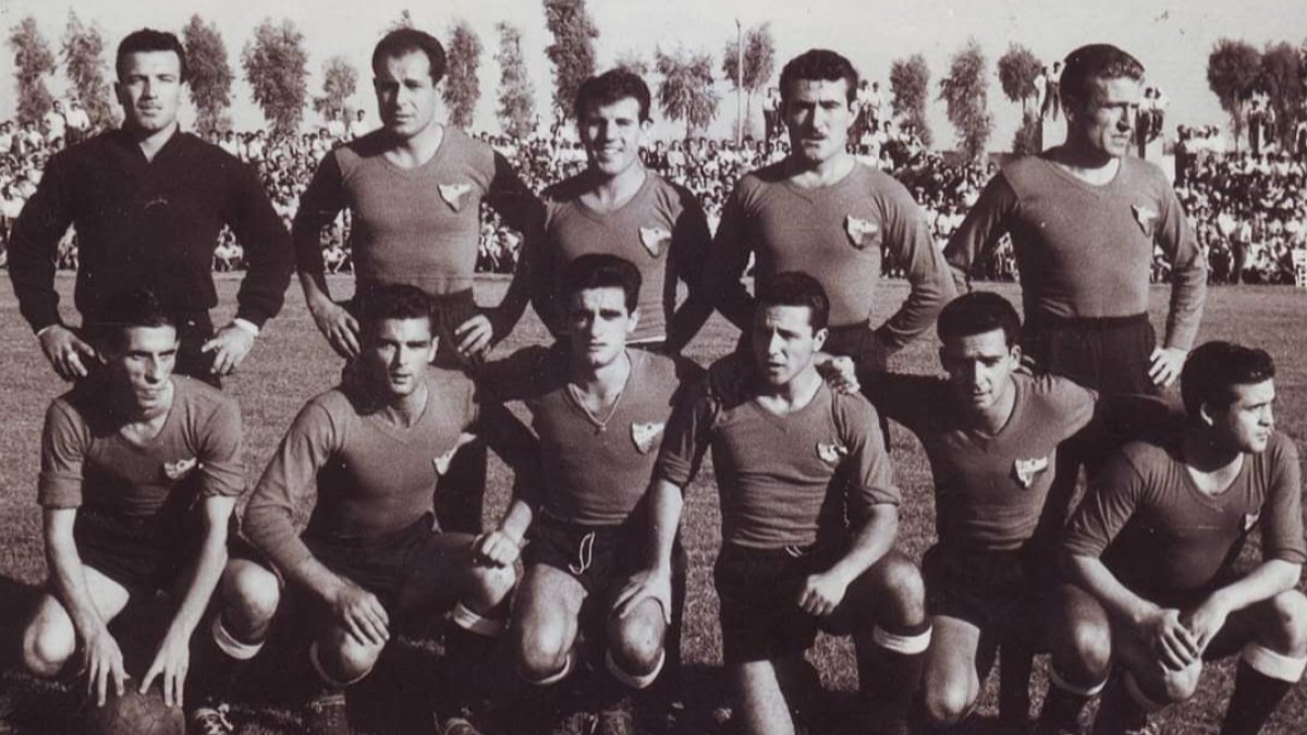 Equipo del Trafalgar de Adra de la temporada 1957/58 en el Estadio “La Falange de Almería”.