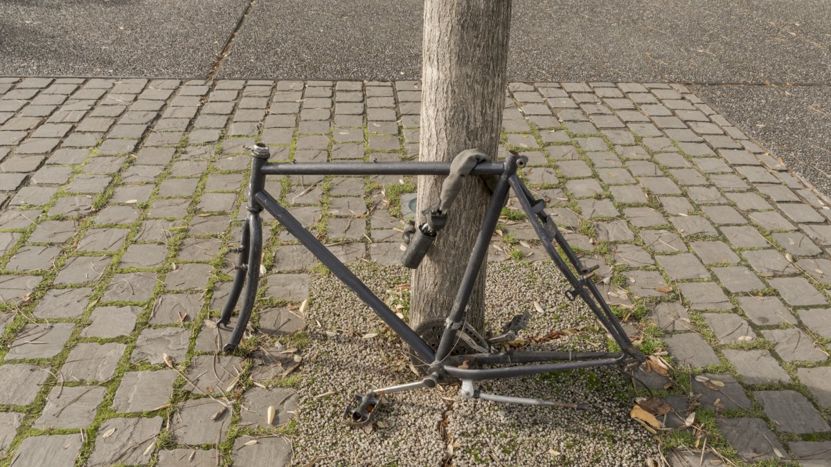 El esqueleto de una bicicleta después de un robo.