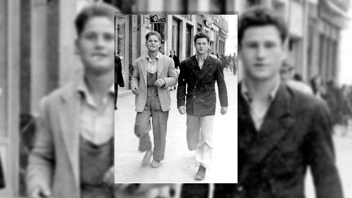 Los dos Juanitos, Cid y Rodríguez, paseando por la Puerta de Purchena en los años 40.