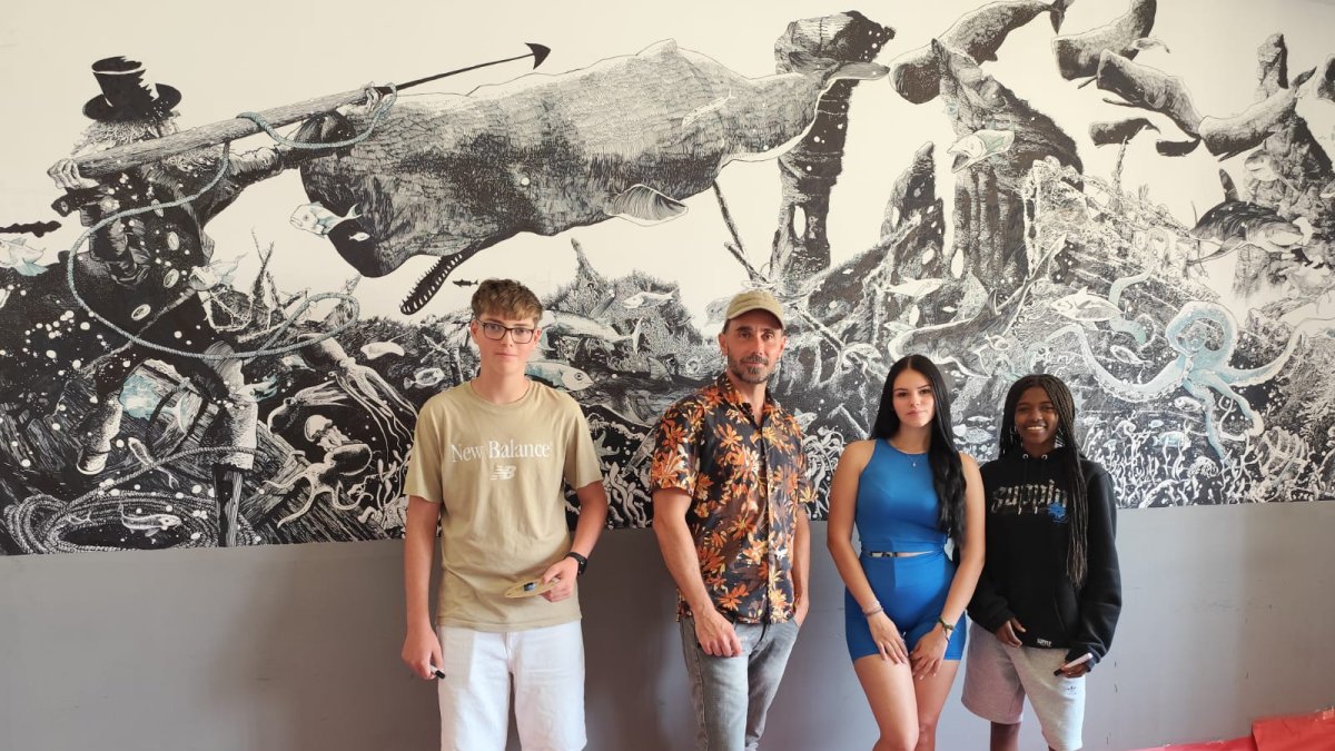 Edgar Max, junto a sus alumnos José María, Nerea y Beti.