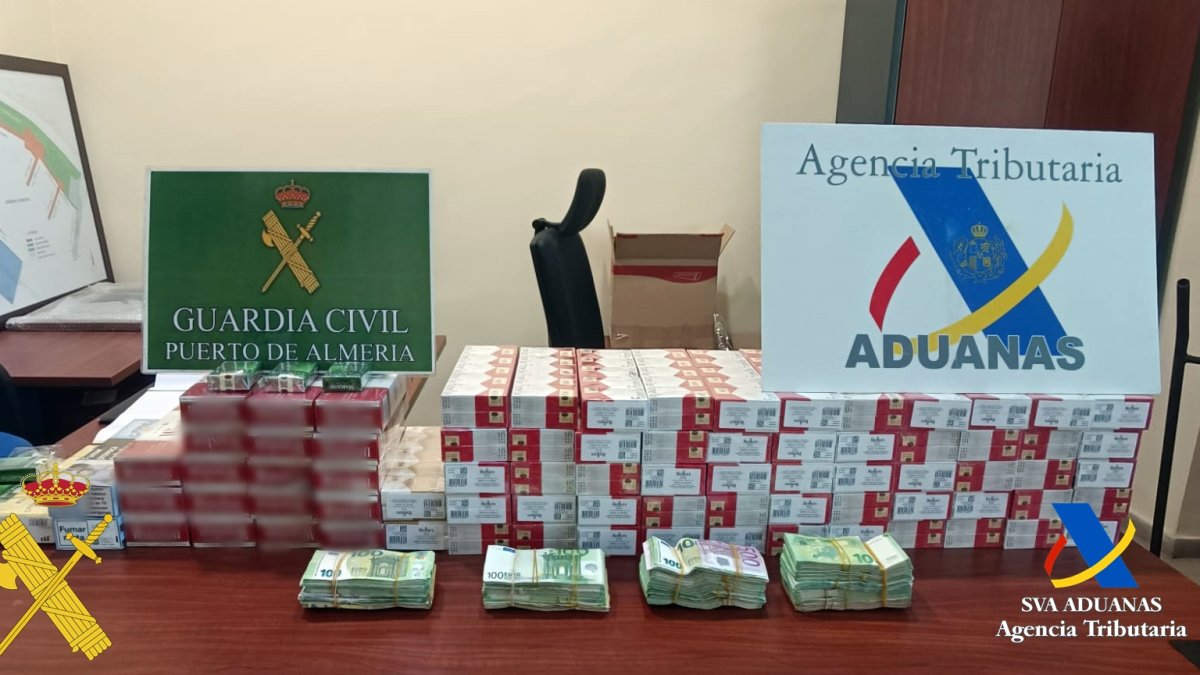 Exposición del tabaco y dinero incautado por los agentes de Aduanas y la Guardia Civil.