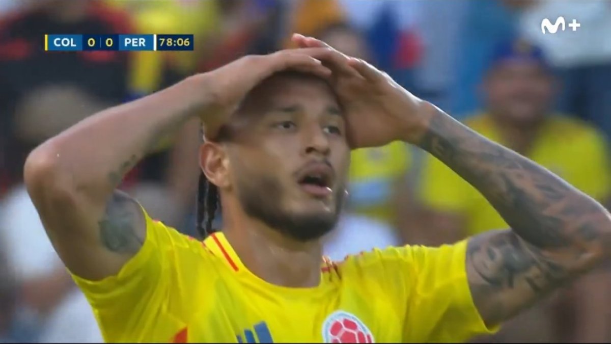 Luis Suárez se lamenta de la ocasión que tuvo en la segunda parte.