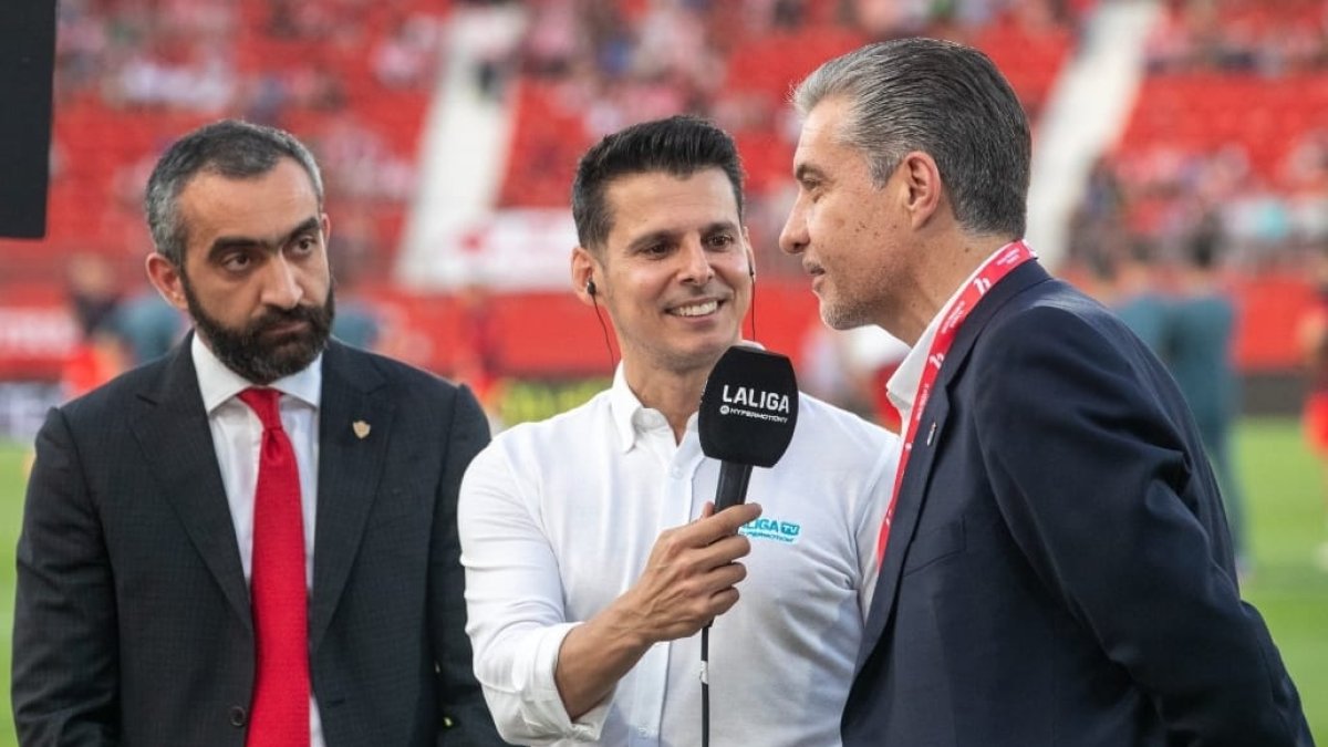 El Assy con el presidente del Oviedo en la previa del partido de ida de las semifinales.
