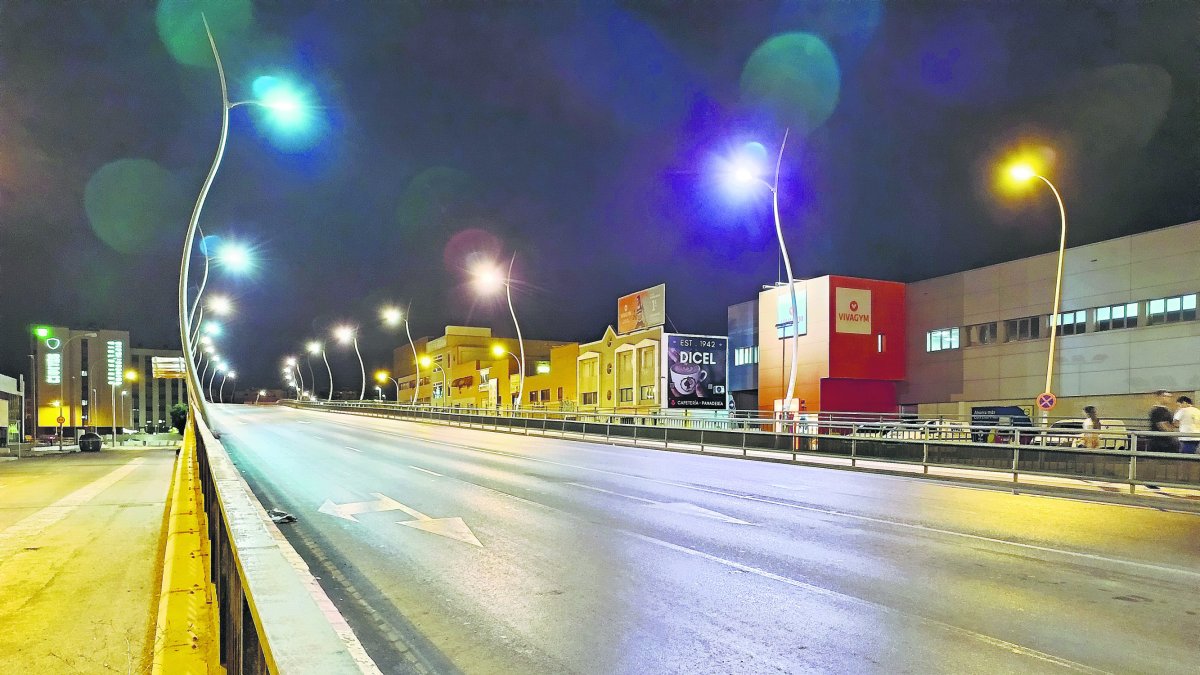 Vista del puente de la Avenida Mediterráneo ya cortado durante la noche