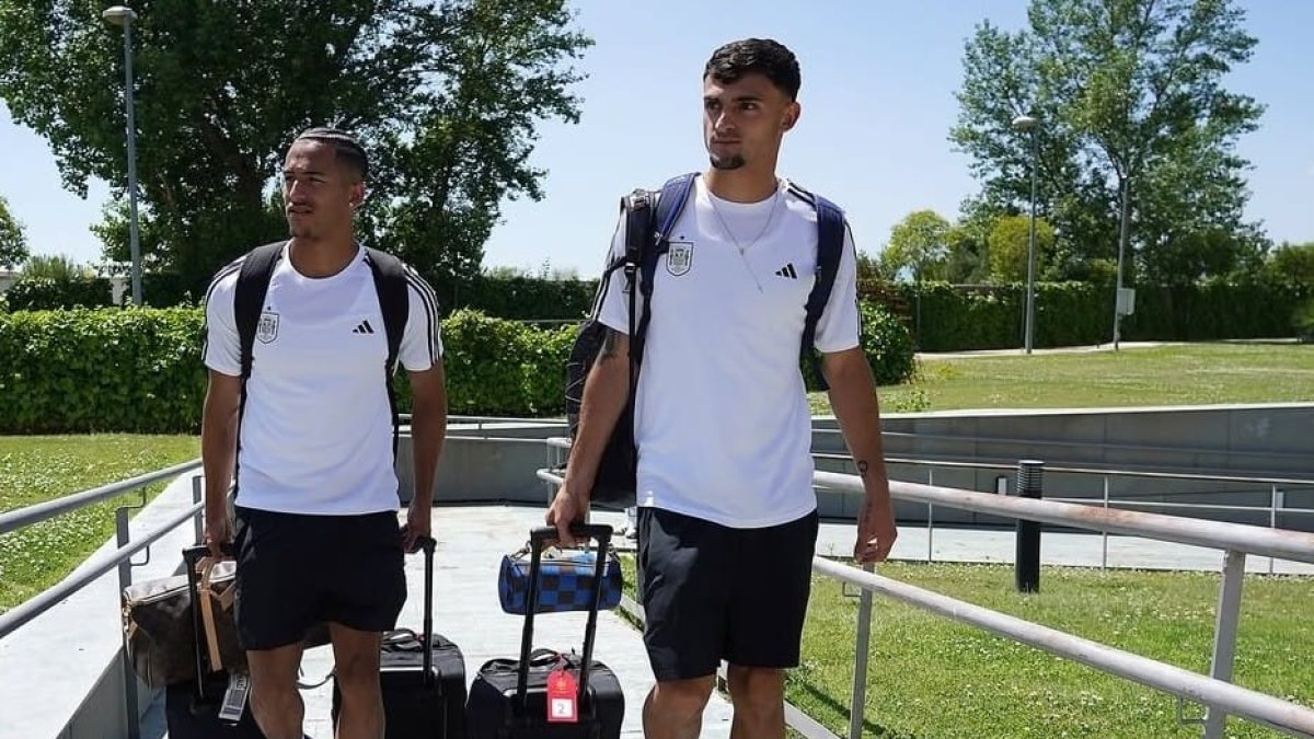 El lateral del Almería (derecha) rumbo a la Eurocopa con España Sub-21.