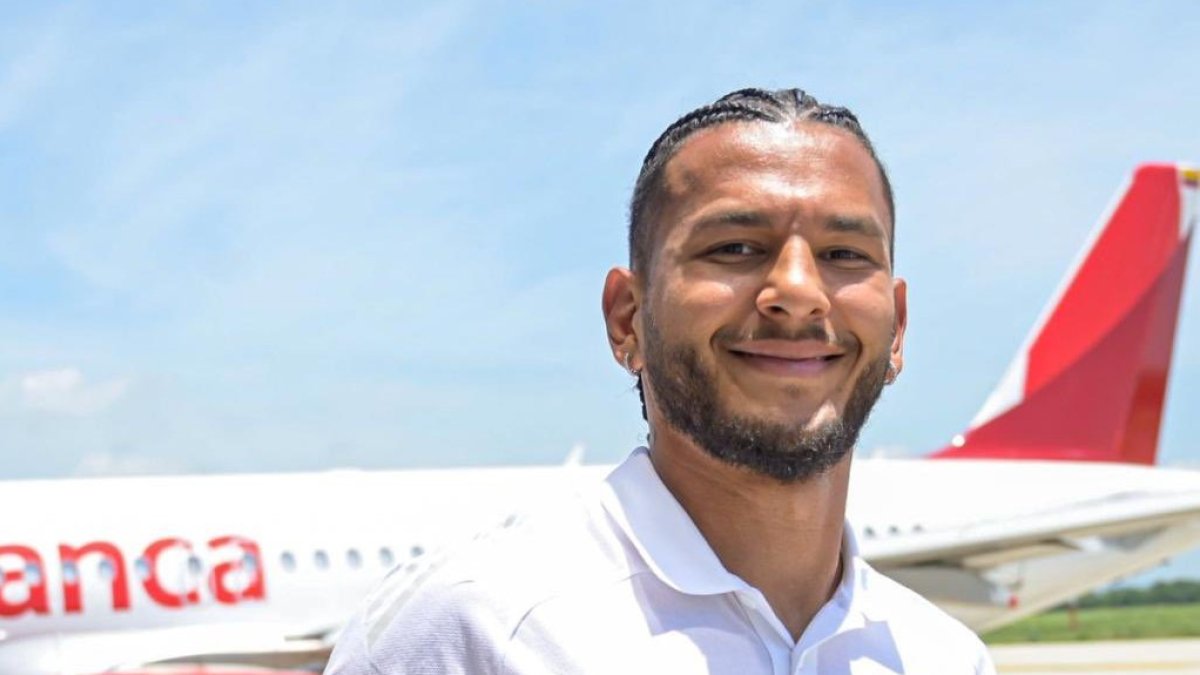 Luis Suárez, subiéndose al avión que lleva a la Selección de Colombia a Buenos Aires.