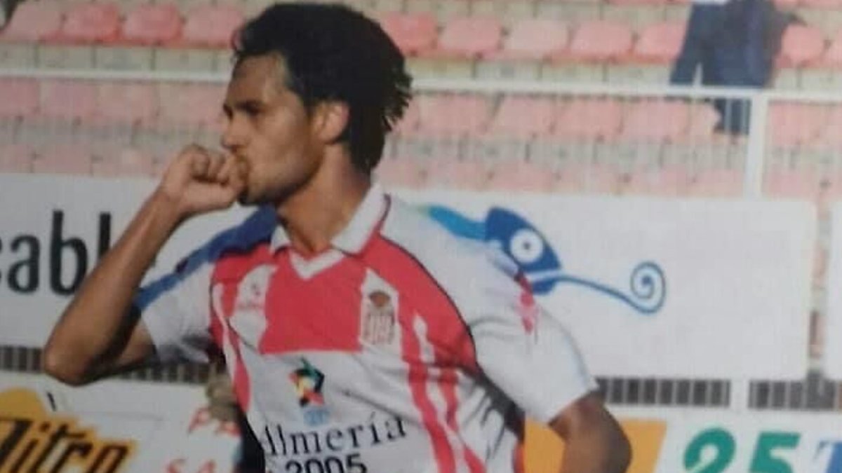 Los goles de 'Raulito' daban la vida a un Almería limitado en lo económico.