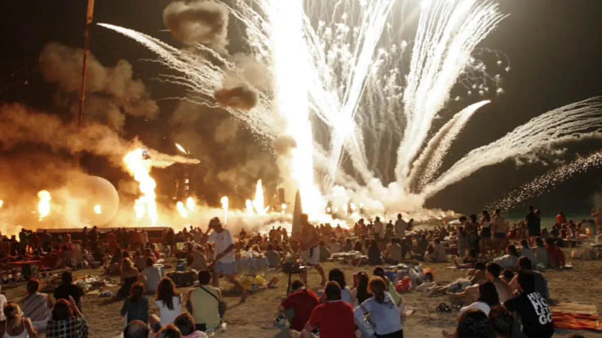 Hogueras de San Juan celebrada en una de las playas de Almería