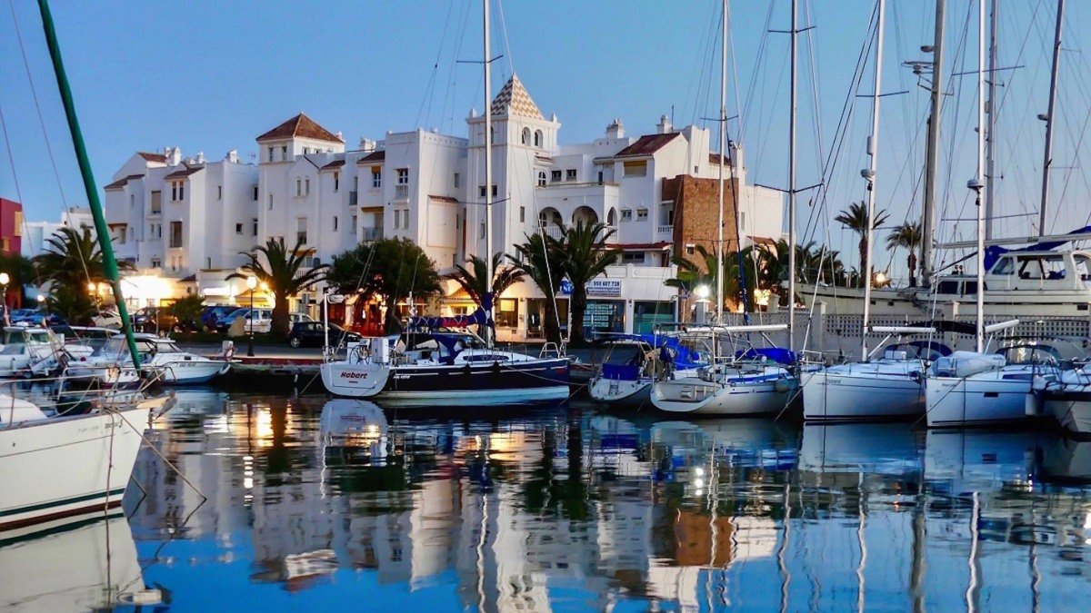 El Puerto deportivo de Almerimar es uno de los más grandes de Andalucía con más de 1.0000 amarres.