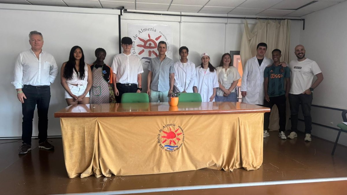 Los protagonistas de la representación teatral en el escenario del Instituto Bahía de Almería.
