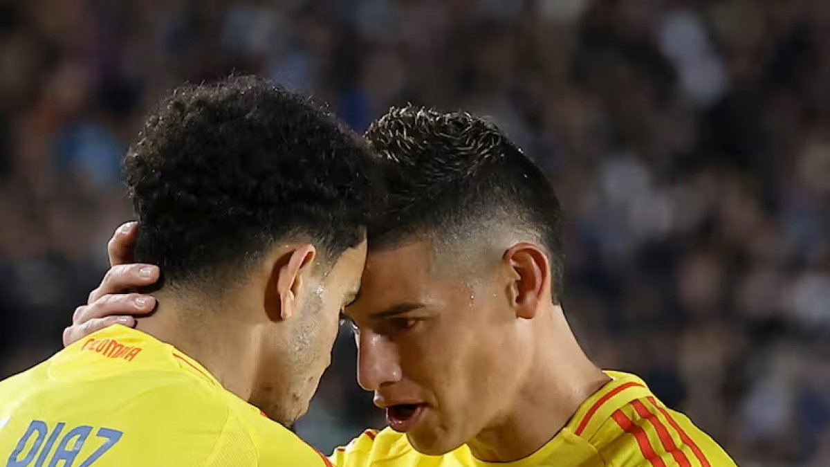 Luis Díaz anotaba el gol y es felicitado por James.