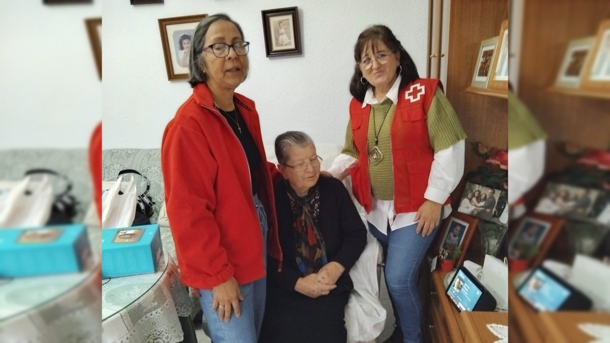 Luna Castro junto a una usuaria que llama 'la abuelita', por ser una de las más longevas del programa.