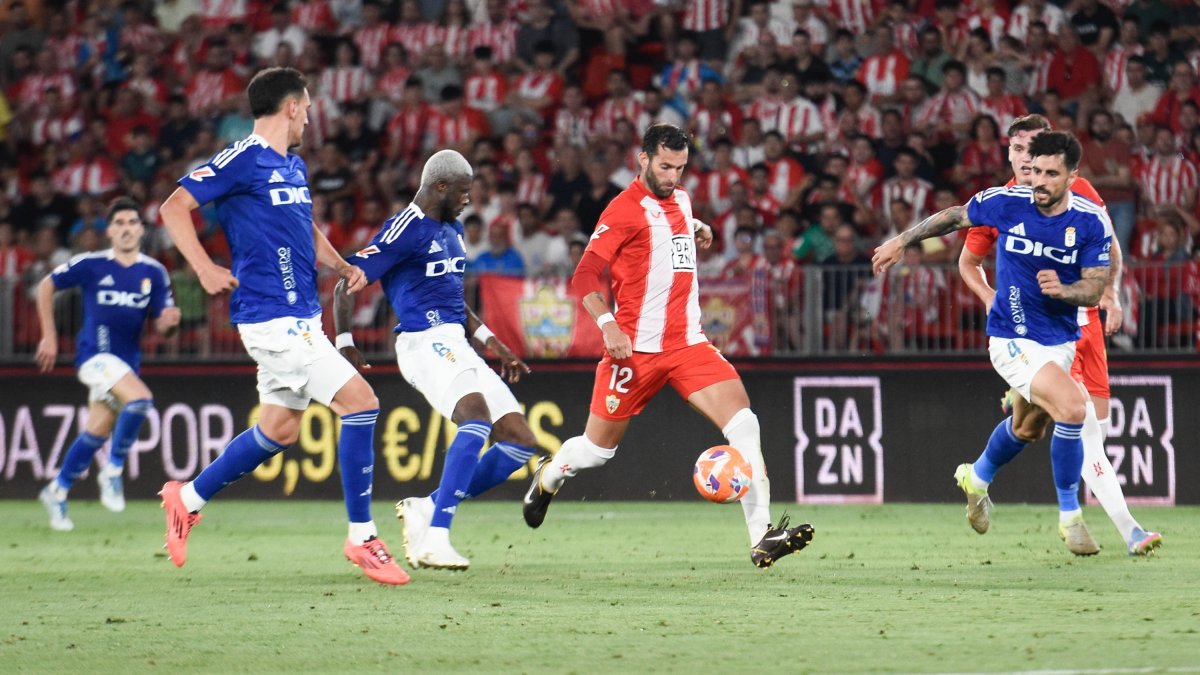 Leo Baptistao en el choque de ida, donde pidió el cambio en la segunda mitad tras sufrir molestias musculares.