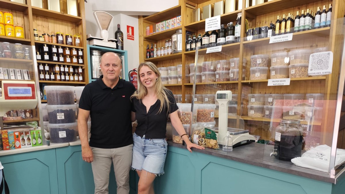 Antonio Sánchez Blanes, junto a su hija Paula en Casa Blanes.