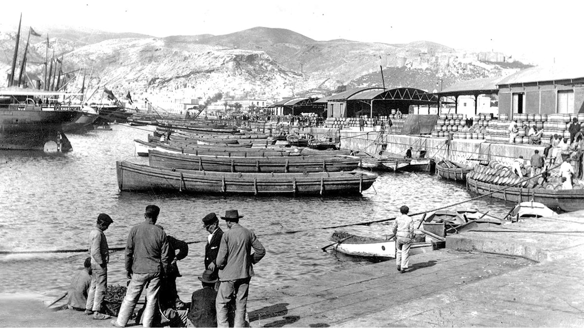 Las barcazas cargaban los barriles de uvas y los transportaban a los buques que esperaban a pocos metros del muelle.