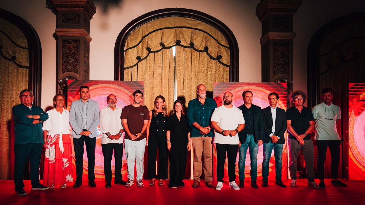 Foto de familia tras la presentación en Sevilla del Cabaret Festival, una de las grandes citas del verano que volverá a tener en Roquetas de Mar una de sus sedes. La voz