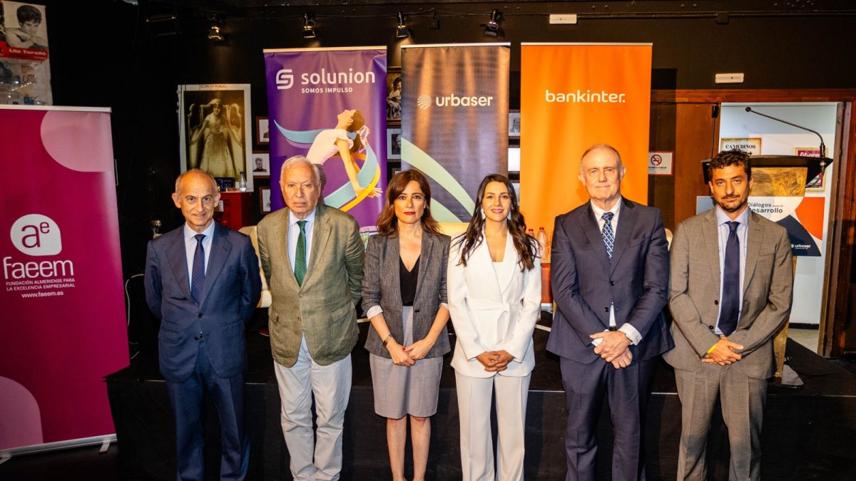 Foto de familia de los participantes y patrocinadores del encuentro entre Inés Arrimadas y García-Margallo