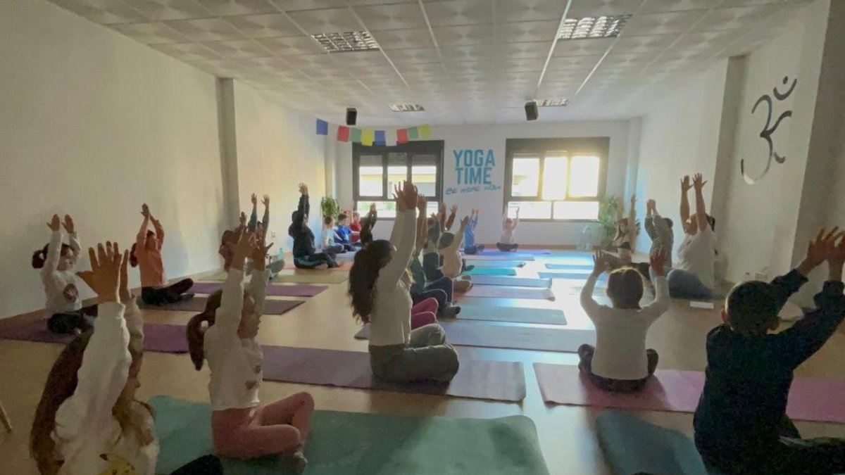 Una clase de yoga para niños en el centro 'Yoga Time' de El Ejido.