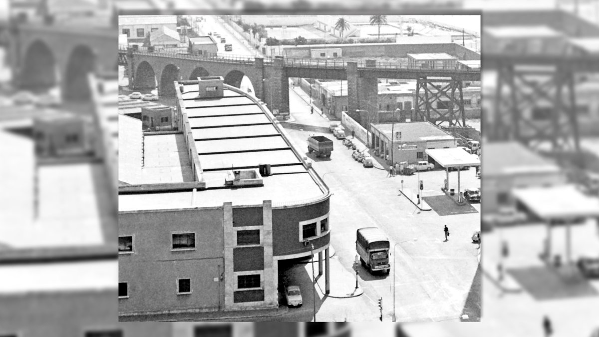 La marquesina de la gasolinera de Trino y enfrente el edificio de las oficinas de Oliveros. Al fondo, al pasar el puente, las instalaciones deportivas sindicales.