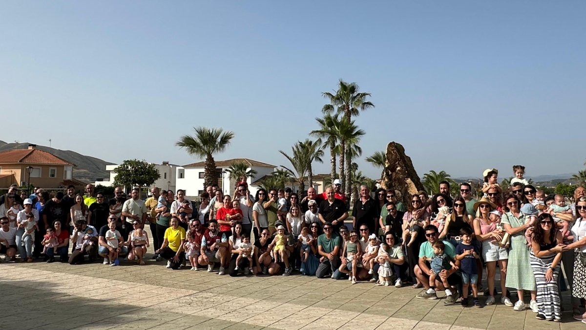 Fotografía de familia con los participantes en la plantación y autoridades de Huércal-Overa.