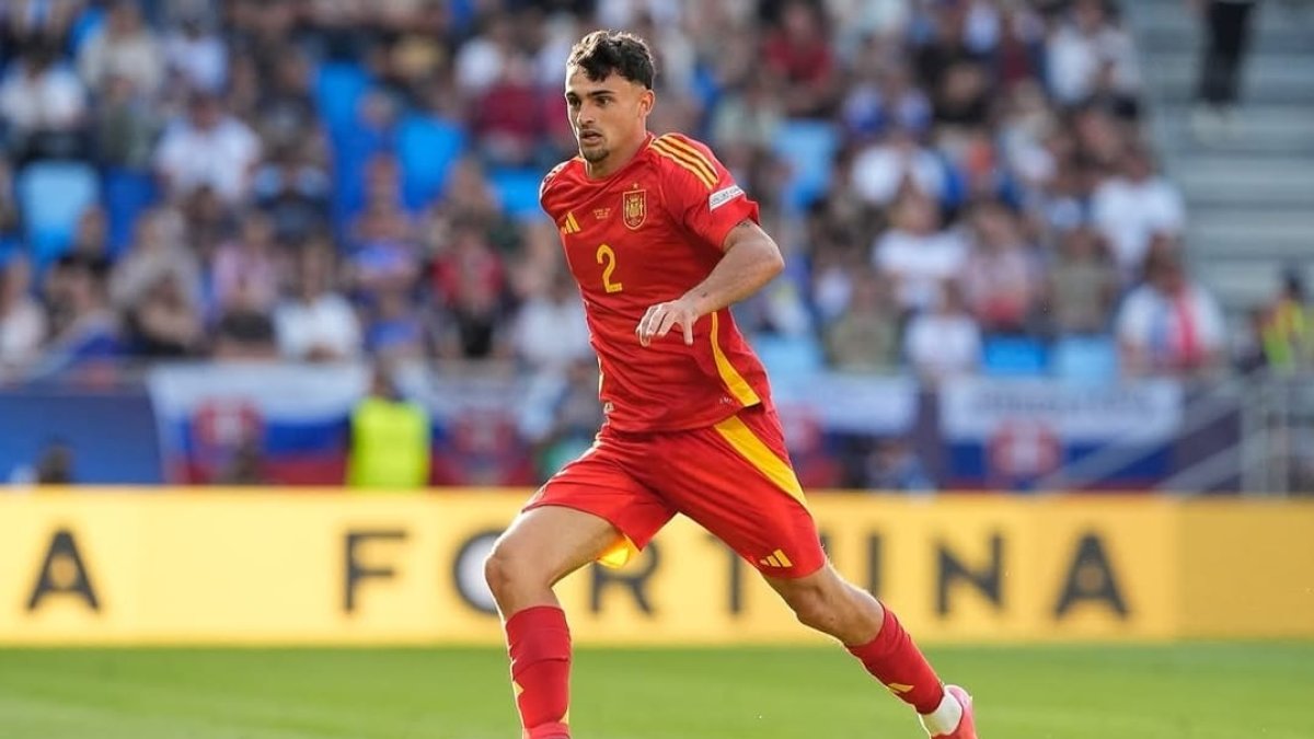 El lateral Pubill se quedó sin vacaciones por España.