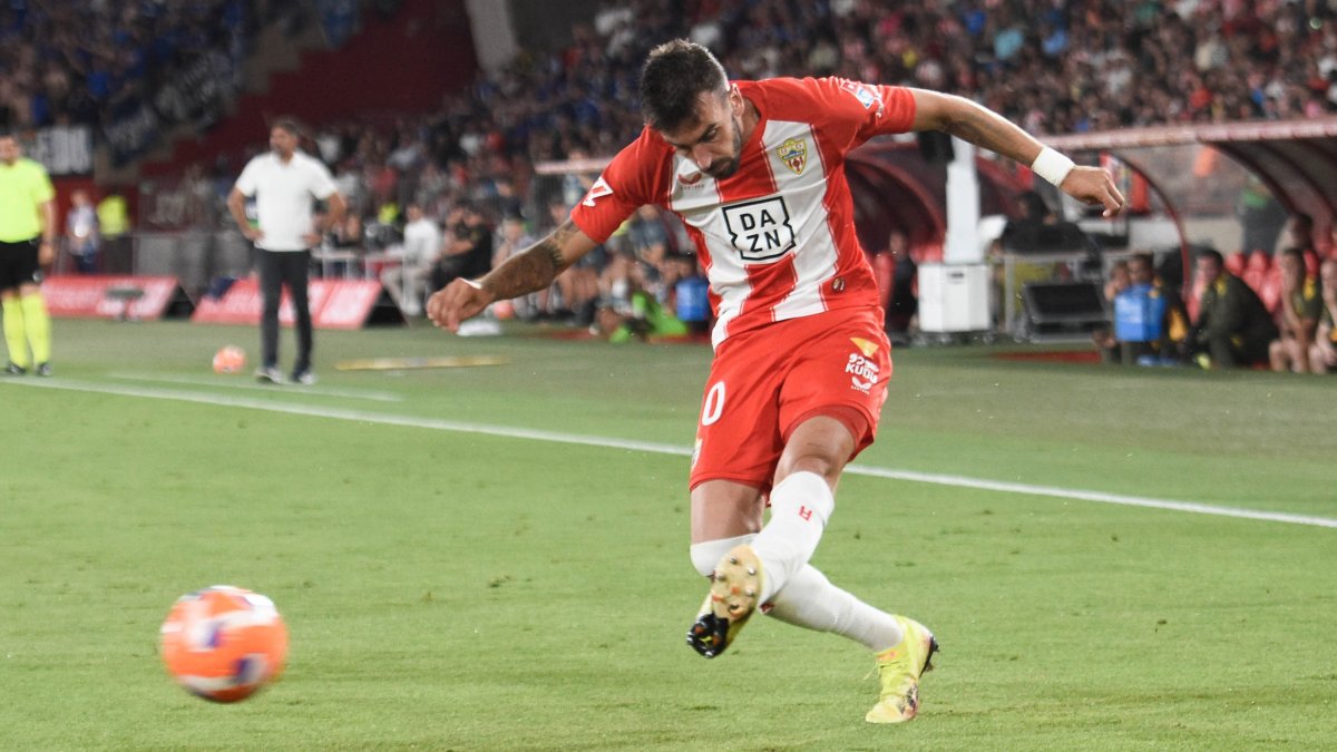 Álex Centelles lleva más de 100 partidos con el Almería y valora salir para jugar en el extranjero.