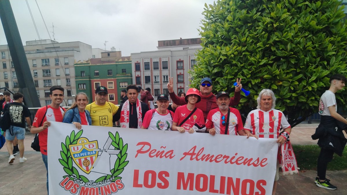 Cruzar España para hacer amigos animando al Almería.